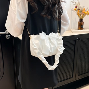 Sac bandoulière blanc en satin avec grand nœud et bandoulière plissée avec chaîne dorée