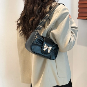 Sac à bandoulière plissé français en cuir PU noir avec boucle nœud doré sur modèle