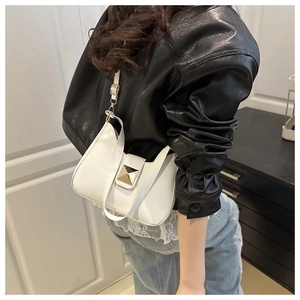 Détail du sac à bandoulière blanc en forme de croissant avec rivets dorés