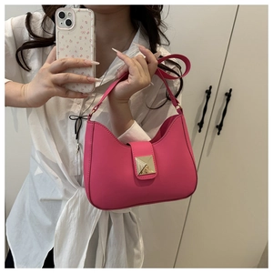 Selfie miroir montrant le sac croissant rose pêche avec boucle carrée dorée