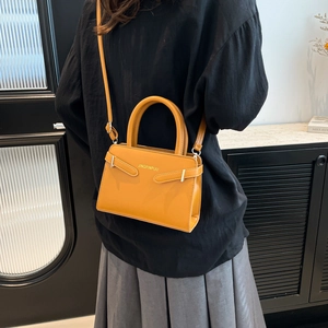 Petit sac bandoulière jaune chic avec sangle décorative pour femme élégante
