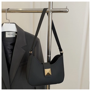 Sac sous le bras demi-lune noir minimaliste avec boucle dorée en cuir PU de qualité