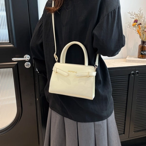 Sac à main en cuir blanc crème minimaliste avec sangle décorative et poignée supérieure