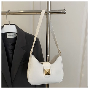 Gros plan d'un sac porté épaule blanc en forme de lune avec boucle en métal doré