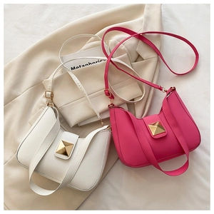 Détails des sacs demi-lune avec clous pyramidaux dorés en blanc et rose vif