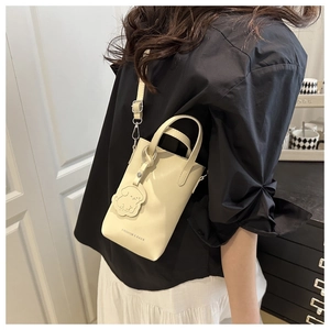 Mini sac seau vertical blanc cassé avec logo tendance et pendentif chiot mignon