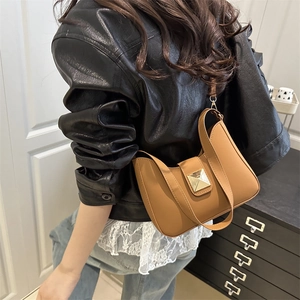Grand sac croissant minimaliste en cuir PU camel avec boucle carrée dorée élégante