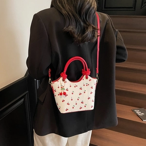 Sac à épaule en PU blanc à motif cerises avec pendentif cerise et bandoulière rouge