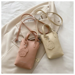Détails du sac seau avec breloque chiot et texte imprimé sur similicuir lisse