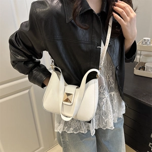 Sac à bandoulière minimaliste en cuir blanc pour femme avec boucle carrée dorée élégante