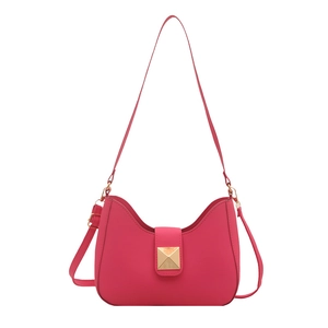 Sac bandoulière minimaliste en cuir rose avec boucle dorée carrée sur fond blanc