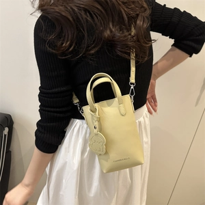 Mini sac seau chic jaune clair avec lettrage mode et breloque chien mignonne incluse