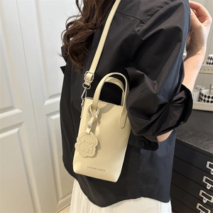 Sac seau vertical chic pour femmes en crème avec lettrage mode et charmant porte-clé chien