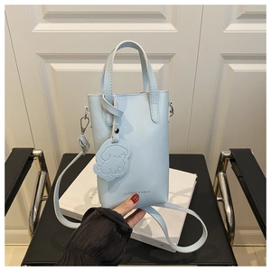 Détail du mini sac cabas bleu clair avec texte de mode et breloque chien mignonne