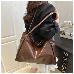 Détail du grand sac cabas marron foncé en cuir PU avec texture plissée rétro et sangle