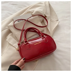 Dettaglio della borsa a bauletto in vernice rossa con scritta dorata FASHION & BAGS