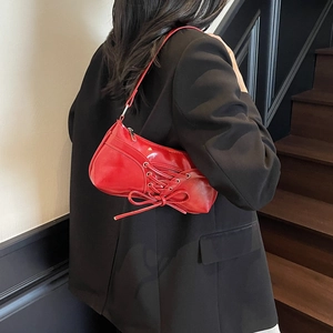 Borsa hobo rossa lucida stile balletcore con lacci a corsetto e decorazione a fiocco