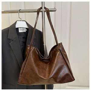 Vue détaillée du grand sac cabas marron foncé avec texture cuir rétro ciré pour le quotidien
