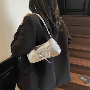 Borsa a spalla argento metallizzato con lacci stile balletto e fiocco per un look chic