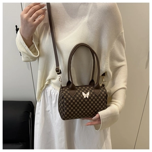Sac cylindrique marron aux motifs floraux géométriques et ornement de papillon