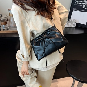 Sac bandoulière élégant en cuir PU noir avec un grand nœud et de longs cordons