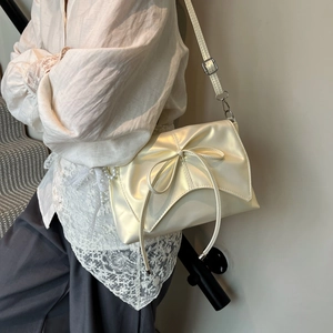 Sac bandoulière élégant blanc crème avec nœud, fini nacré et breloque en perles