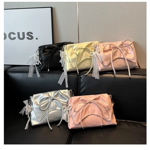 Sac à épaule style ballet avec grand nœud et breloques perles disponible en cinq couleurs