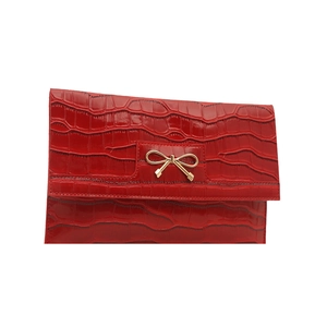 Pochette enveloppe rouge à motif crocodile avec une boucle en métal noeud doré