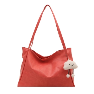 Sac fourre-tout rouge en cuir PU avec un pendentif nuage en peluche sur fond blanc