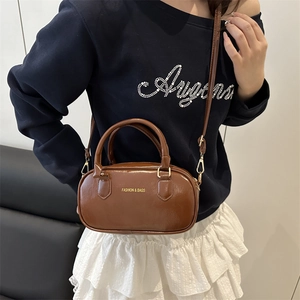 Borsa Boston marrone a mano e a tracolla con dettagli dorati e scritte alla moda