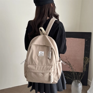 Sac à dos minimaliste en nylon beige pour l'école avec patch sourire et zips en corde