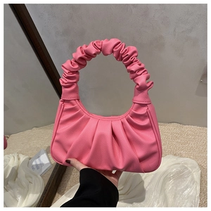 Dettaglio borsa baguette nuvola rosa con manico elastico arricciato e texture in ecopelle