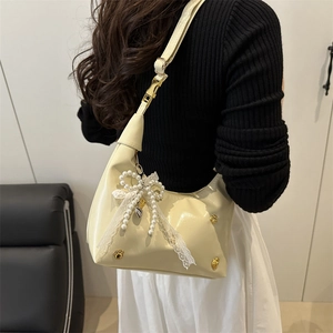 Sac hobo crème avec rivets dorés, pendentif perle et bordure en dentelle pour femmes