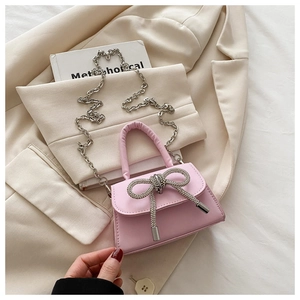 Mini sac à main rose en cuir PU avec un grand nœud en strass et une bandoulière en chaîne argentée