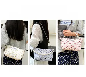 Trois façons de porter le sac papillon à perles : à l'épaule, en bandoulière ou à la main