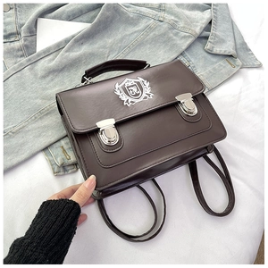 Détails du sac à dos marron foncé avec boucles métalliques et écusson brodé de style JK
