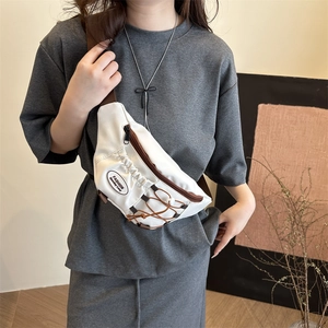 Weiße Crossbody-Brusttasche mit Kordelzug und braunen Kontrastriemen für den Sommer-Sport
