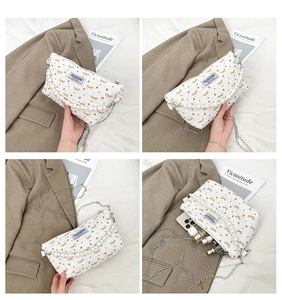 Vues détaillées du sac blanc matelassé avec poignées en perles et broderie papillon dorée