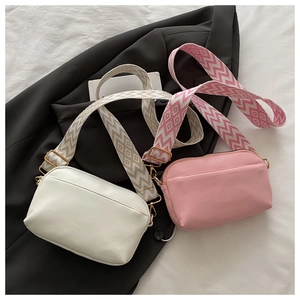 Détails de sacs bandoulière en similicuir beige et rose avec larges bretelles jacquard