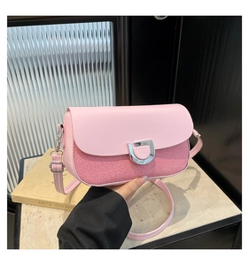 Dettaglio della patta in pelle rosa con fibbia a D e trama del tessuto a righe