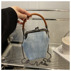 Vue détaillée du sac en jean bleu clair avec strass argentés et fermoir métallique