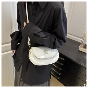 Details der weißen Satteltasche mit funkelnder Sternschnalle und Trageriemen