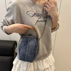 Sac à main vintage en denim bleu à pois avec fermoir métallique et bandoulière chaîne