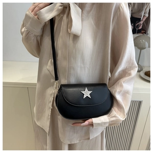 Französische Satteltasche aus schwarzem Kunstleder mit funkelndem Stern-Strass und Umhängeriemen