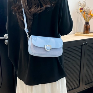 Borsa a tracolla azzurra minimalista in pelle con fibbia a D argento e pannello testurizzato