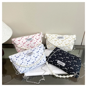Trousses à maquillage matelassées papillon avec poignée en perles et chaîne en quatre couleurs