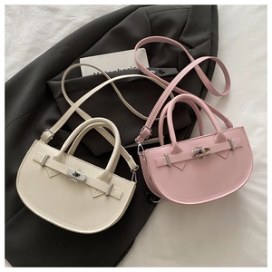 Dettaglio di borse a sella moderne in rosa e beige con chiusure a scatto e tracolle