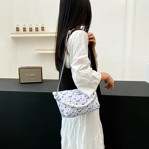 Sac à bandoulière blanc à motif papillon avec perles et chaîne pour femmes
