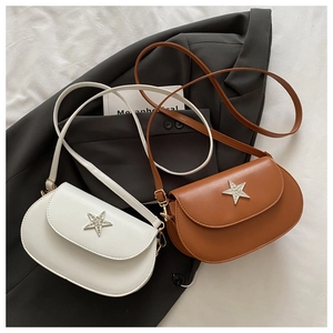Detailansicht der Retro-Satteltaschen mit Kristallstern-Hardware in Weiß und Braun
