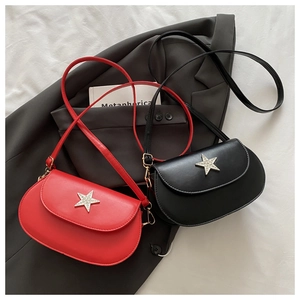 Makroaufnahme von Retro-Satteltaschen in Rot und Schwarz mit funkelnder Sternschnalle